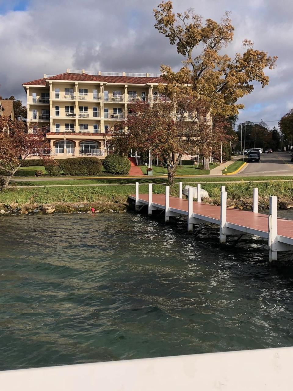 Bella Vista Suites Lake Geneva Exterior photo